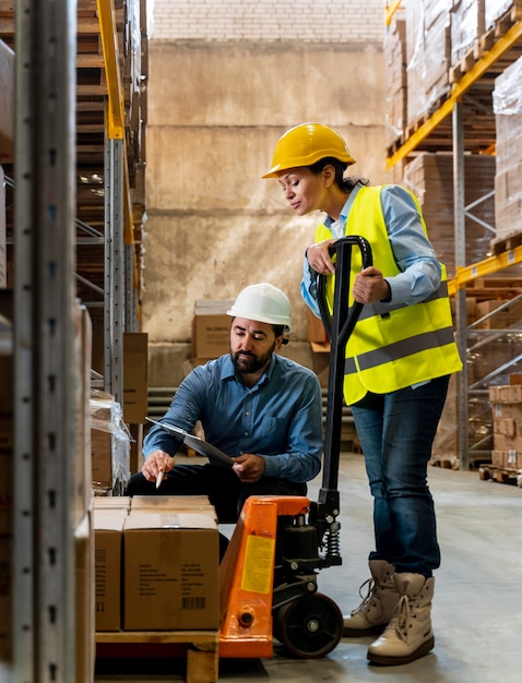 Employés de travail d'équipe dans l'entrepôt