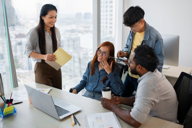 Employés travaillant ensemble à angle élevé