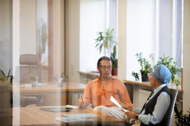 Les employeurs féminins discutent de l'employé potentiel après l'entretien