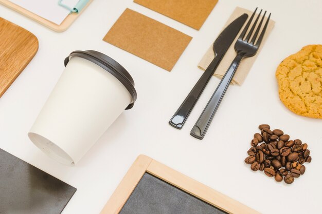 Emporter la composition de la nourriture avec du café