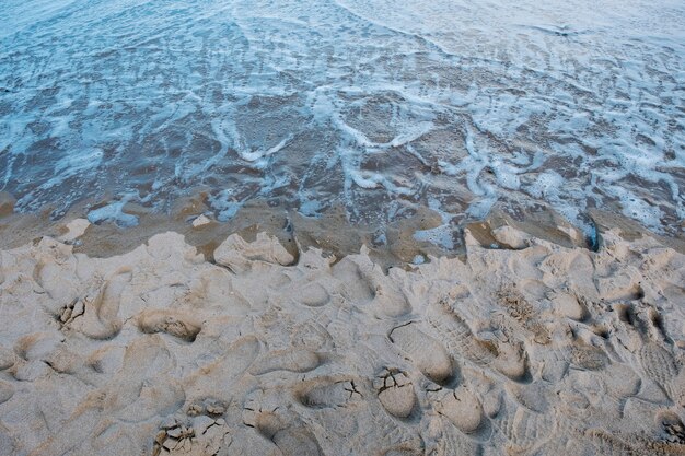 empreinte de sable et mer