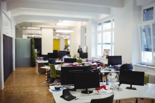 Empty travail de bureau avec table, chaise et ordinateur