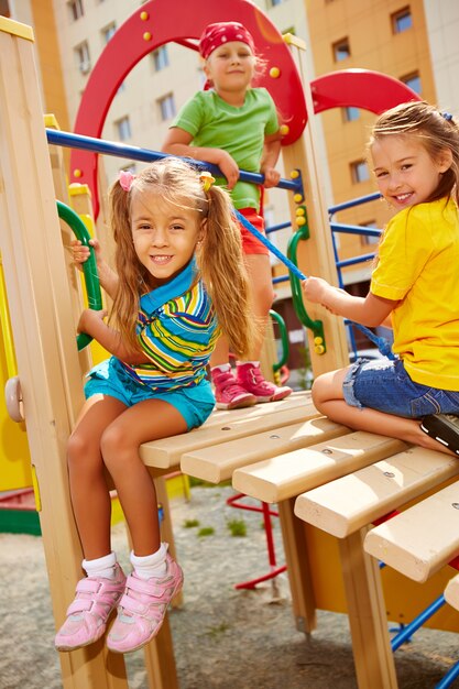 Energetic petite fille jouant avec ses amis