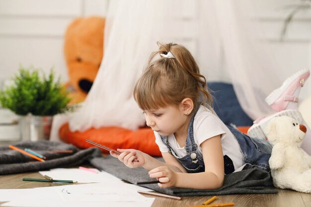 Enfance. Jeune fille à la maison