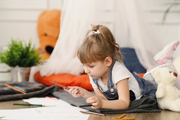 Enfance. Jeune fille à la maison