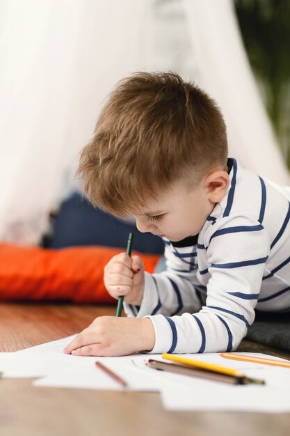 Enfance. Jeune garçon à la maison