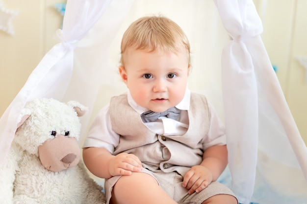 Anniversaire Enfant 1 An Garcon Vue De Dessus Bebe Rampant Parmi Les Ballons Dans Un Costume Et Un Nœud Papillon Photo Premium Anniversaire Enfant 1 An Garcon Vue De Dessus Bebe Rampant Parmi Les Ballons Dans Un Costume Et Un Nœud Papillon Photo Premium