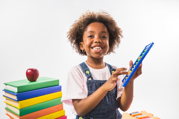 Photo gratuite enfant avec abacus en studio