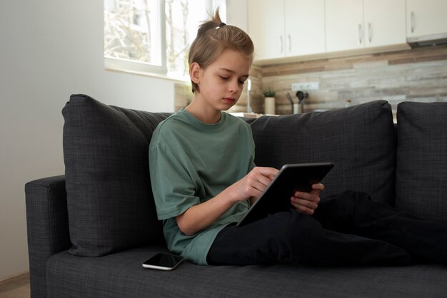 Enfant accro aux réseaux sociaux