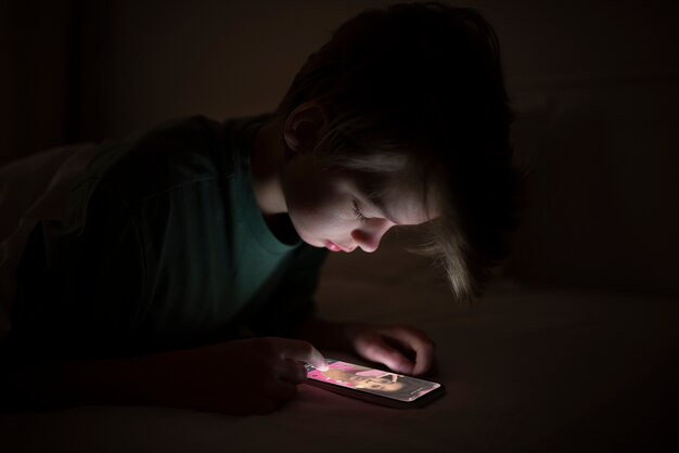 Enfant accro aux réseaux sociaux