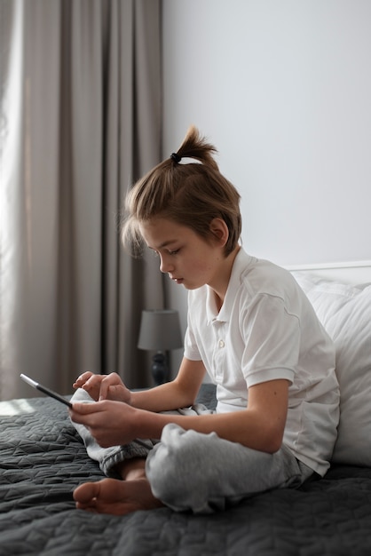 Photo gratuite enfant accro aux réseaux sociaux