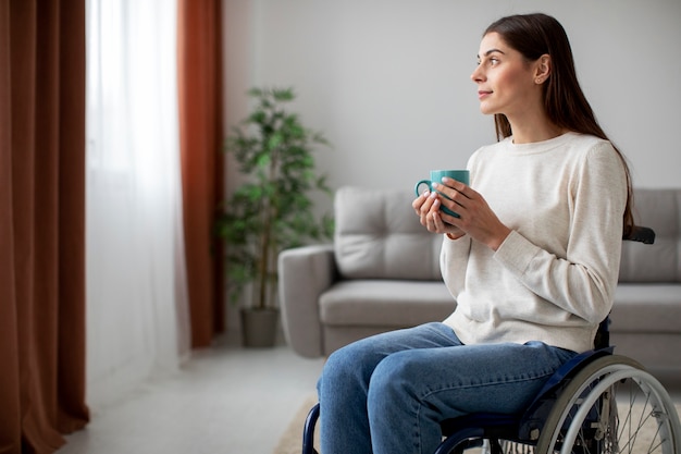 Enfant aidant sa mère handicapée