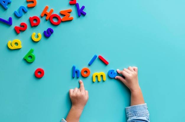 Enfant Avec Des Alphabets Colorés Photo gratuit