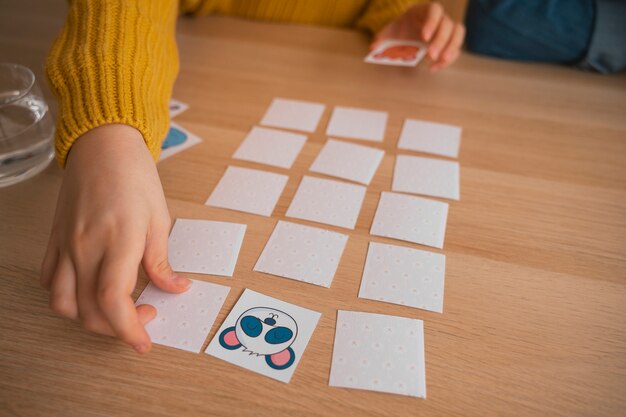 Enfant à angle élevé jouant à un jeu de mémoire