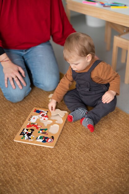 Enfant à angle élevé jouant avec des jouets en bois