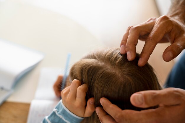 Enfant à angle élevé avec des poux