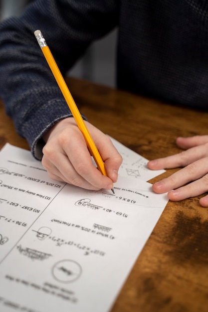 Photo gratuite un enfant à angle élevé triche au test scolaire