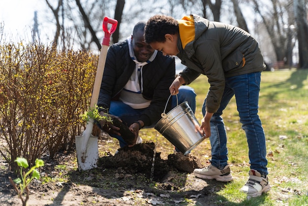 Enfant apprenant à planter un arbre