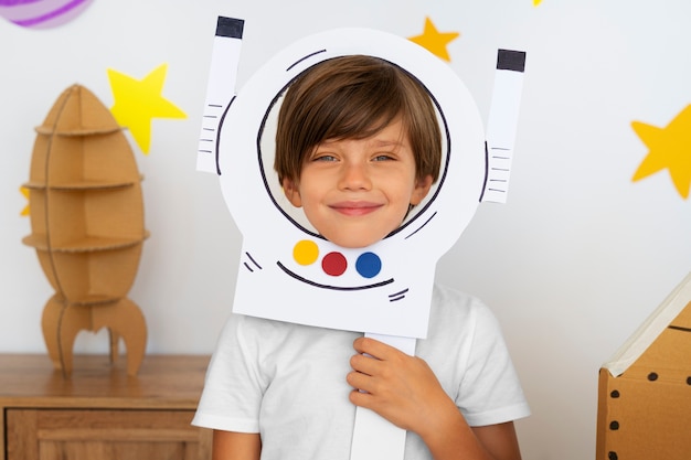 Enfant astronaute mignon jouant