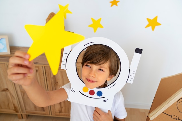 Photo gratuite enfant astronaute mignon jouant