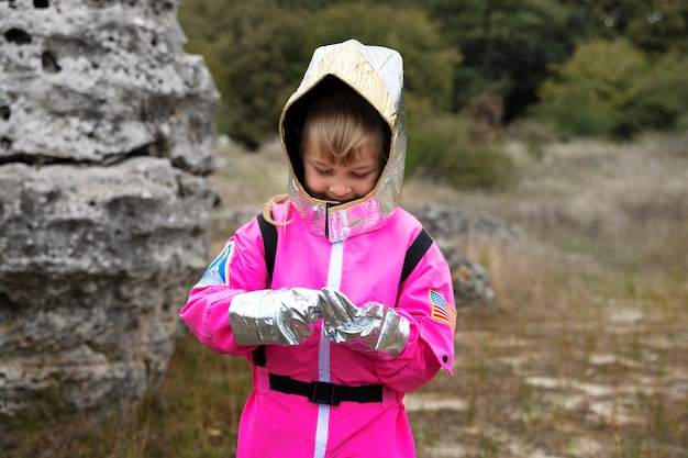 Photo gratuite enfant astronaute mignon jouant