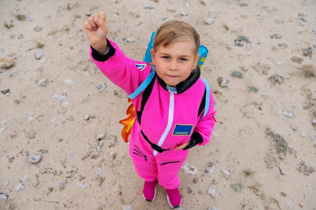 Enfant astronaute mignon jouant