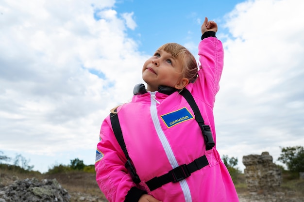 Enfant astronaute mignon jouant