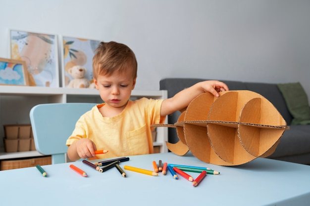 Enfant astronaute mignon jouant