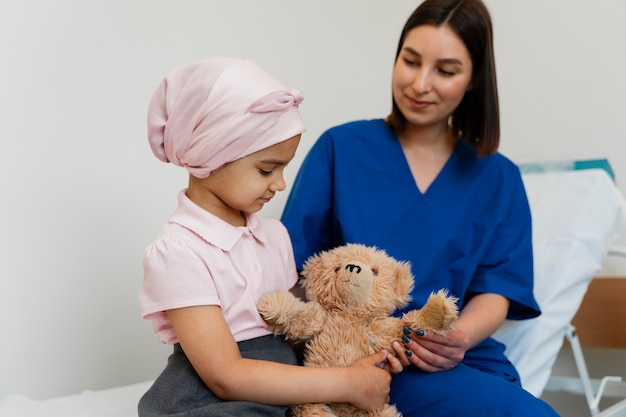 Photo gratuite enfant atteint d'un cancer