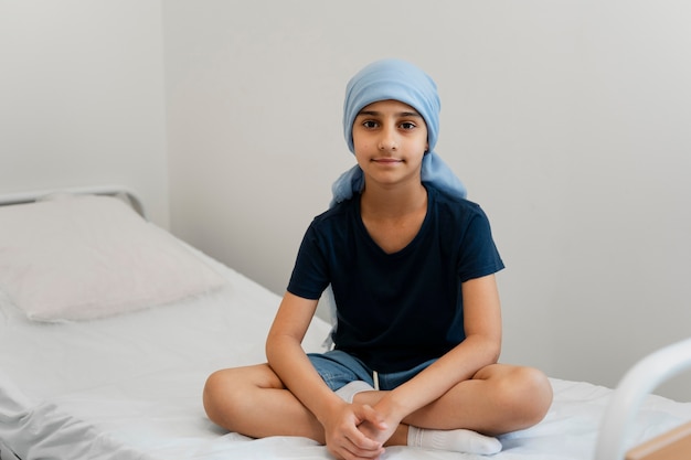 Photo gratuite enfant atteint d'un cancer