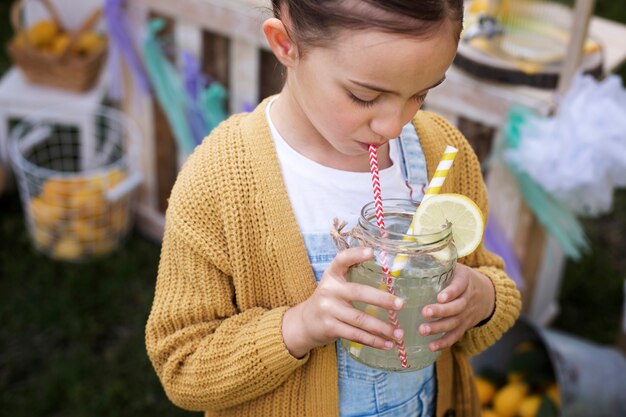Enfant ayant un stand de limonade