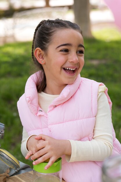 Enfant ayant un stand de limonade