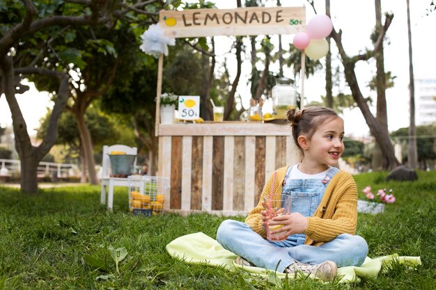 Enfant ayant un stand de limonade