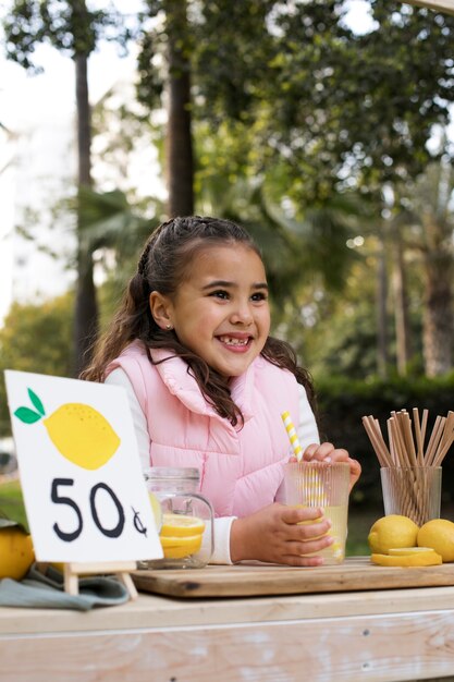 Enfant ayant un stand de limonade