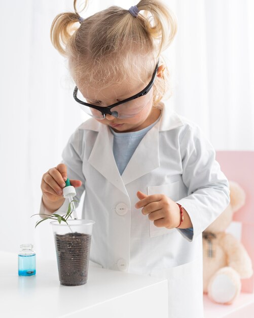 Enfant en bas âge mignon apprenant la science avec des plantes