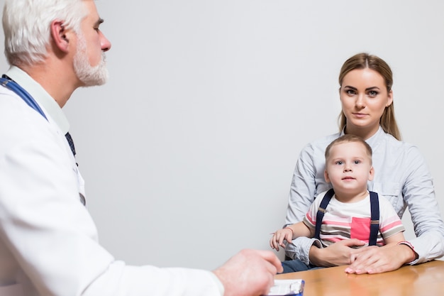 Enfant en bois enfant hospitalier pédiatre médical