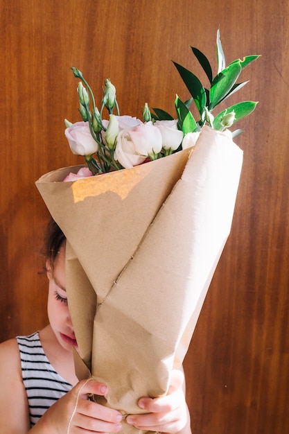 Photo gratuite enfant avec bouquet