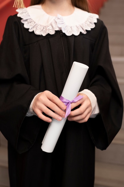 Photo gratuite enfant célébrant l'obtention du diplôme de maternelle