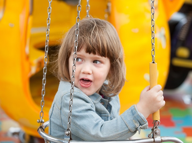 Enfant sur la chaîne