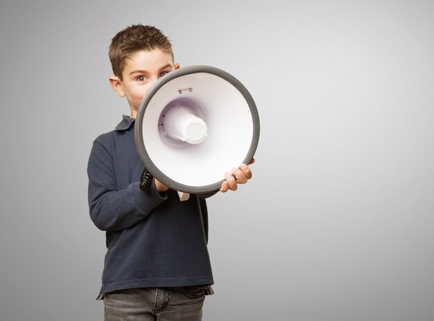 enfant en colère à l&#39;aide d&#39;un mégaphone