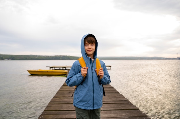 Enfant à coup moyen explorant l'environnement naturel