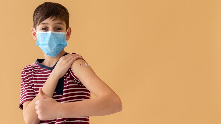 Photo gratuit enfant de coup moyen portant un masque facial