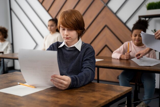 Enfant à coup moyen qui triche au test scolaire