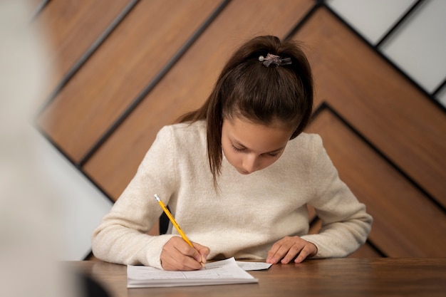 Photo gratuite enfant à coup moyen qui triche au test scolaire