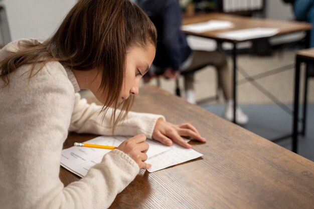 Enfant à coup moyen qui triche au test scolaire