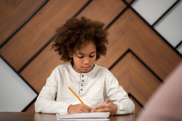 Enfant à coup moyen qui triche au test scolaire