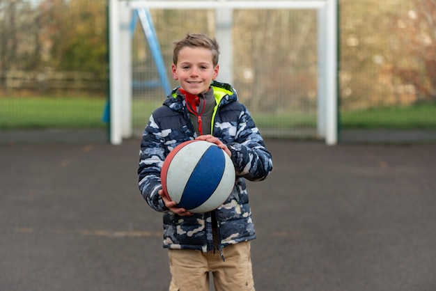 Enfant de coup moyen tenant le ballon