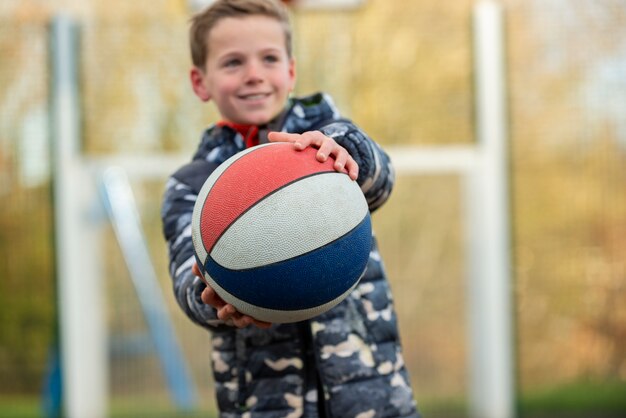 Enfant de coup moyen tenant le ballon