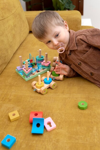 Enfant à coup moyen avec tétine