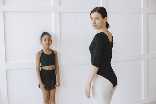 . Enfant en cours de danse avec tétine